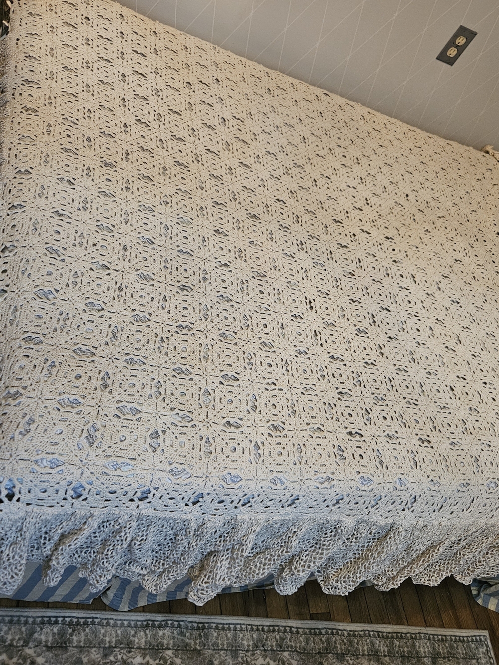 Handcrafted Cream Crochet Bedspread - Elegant Floral Motif